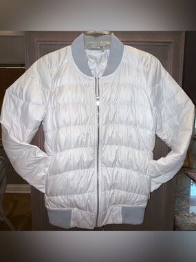 Athleta Medium White Lightweight Quilted Puffer Jacket with Light Gray Trim